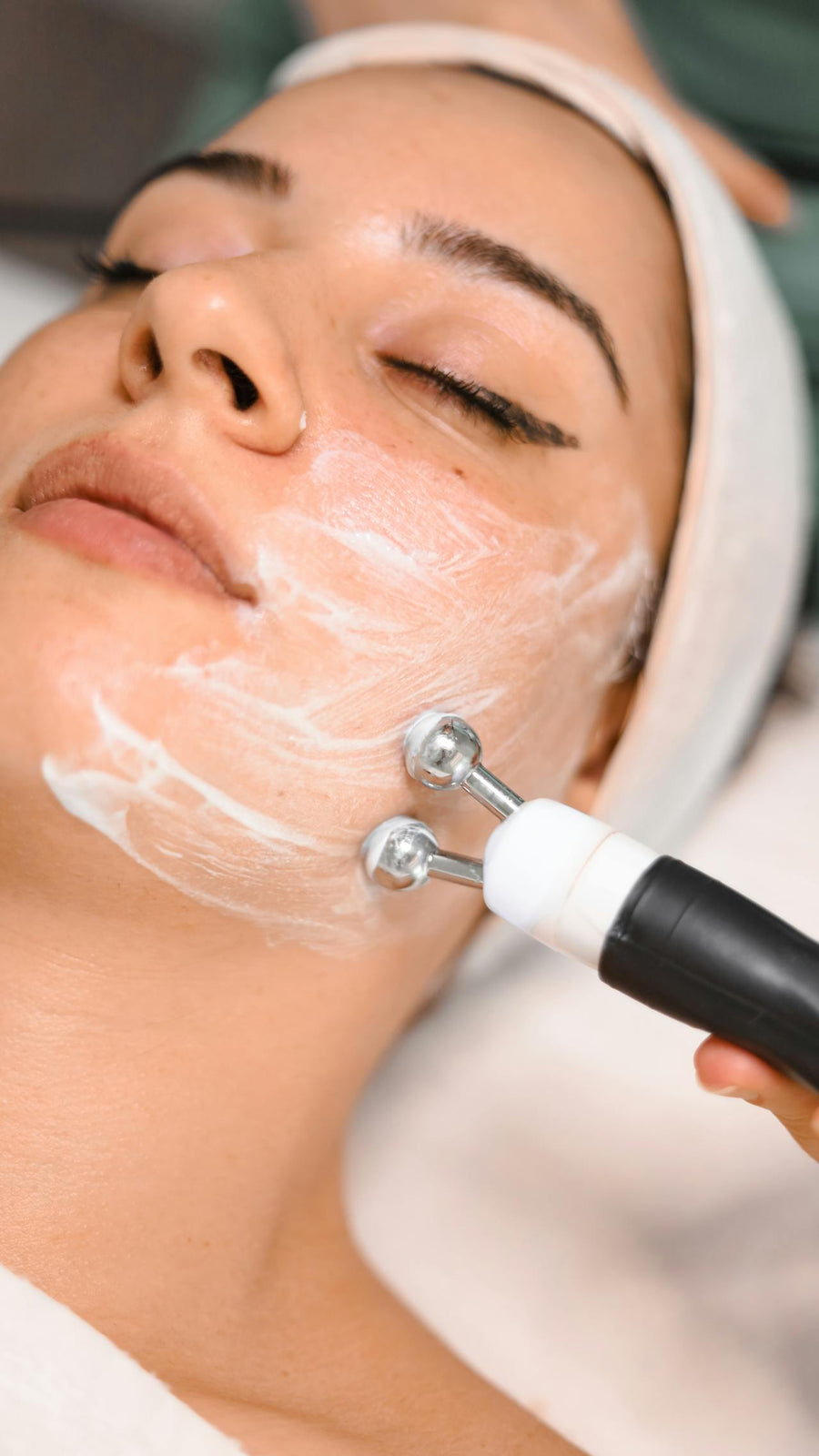 Soin du visage en institut de beauté : secrets, bienfaits et prolongement à la maison - Lovely Stella